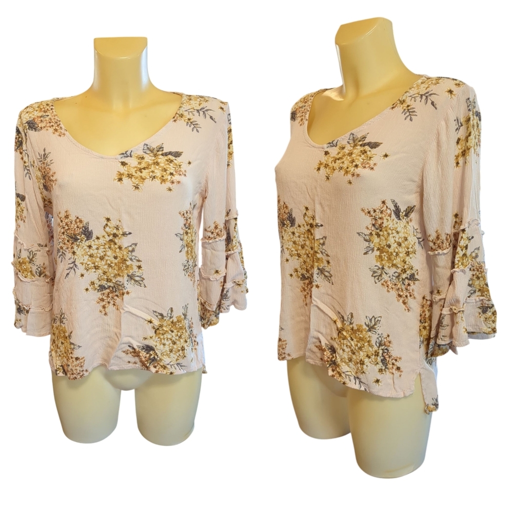 🌹3/15🌹MAURICES Light Pink And Gold Floral Bell Sleeve Blouse